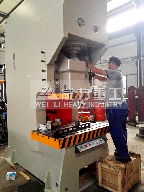 YWH21-200T液壓沖床