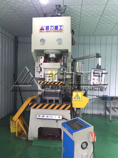 液壓沖床客戶安裝現(xiàn)場