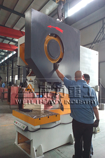 100噸深喉沖床吊裝發(fā)貨