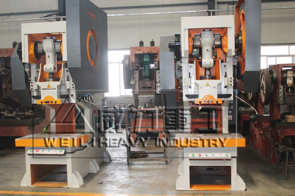 深喉沖床生產(chǎn)車(chē)間