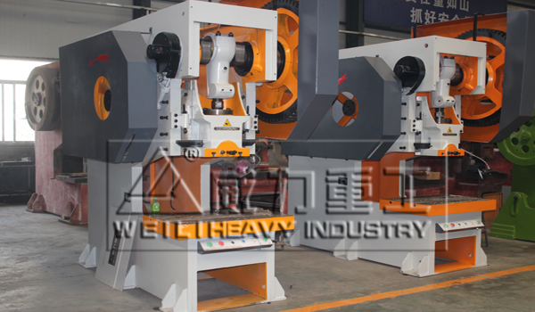 沖床壓力機(jī)車間實物