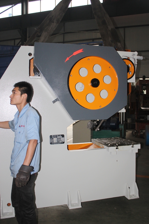 40噸深喉沖床發(fā)貨