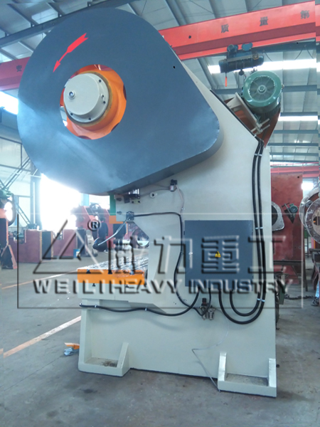 250噸沖床側(cè)視圖