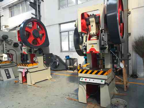 沖床壓力機(jī)車間實(shí)拍圖