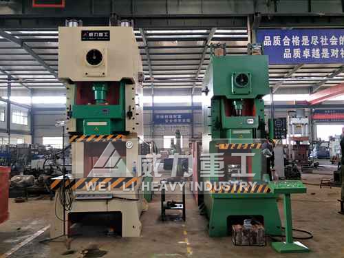 氣動(dòng)沖床生產(chǎn)車間