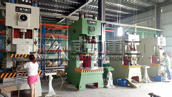 氣動沖床客戶生產(chǎn)現(xiàn)場