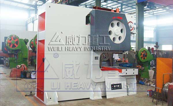 200噸深喉沖床側(cè)視圖