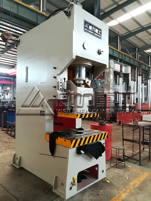 160噸液壓沖床車間實物圖