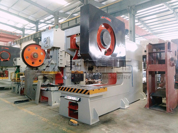 200噸深喉沖床車(chē)間實(shí)物圖