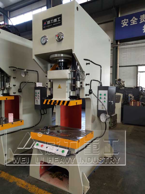 液壓沖床車間實(shí)物圖