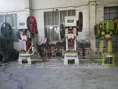 山東威力重工沖床客戶生產(chǎn)現(xiàn)場(chǎng)