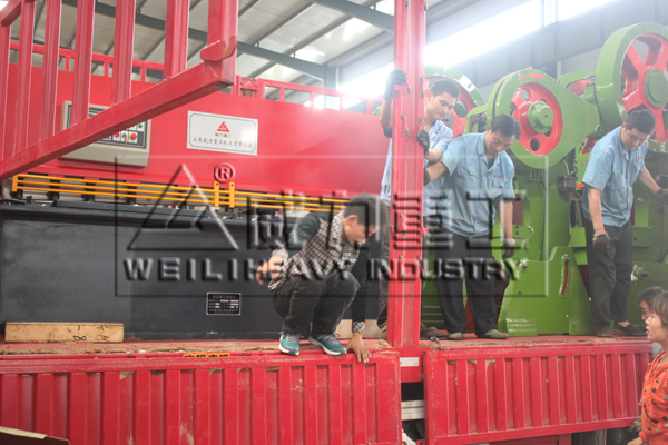 沖床剪板機(jī)裝車發(fā)貨