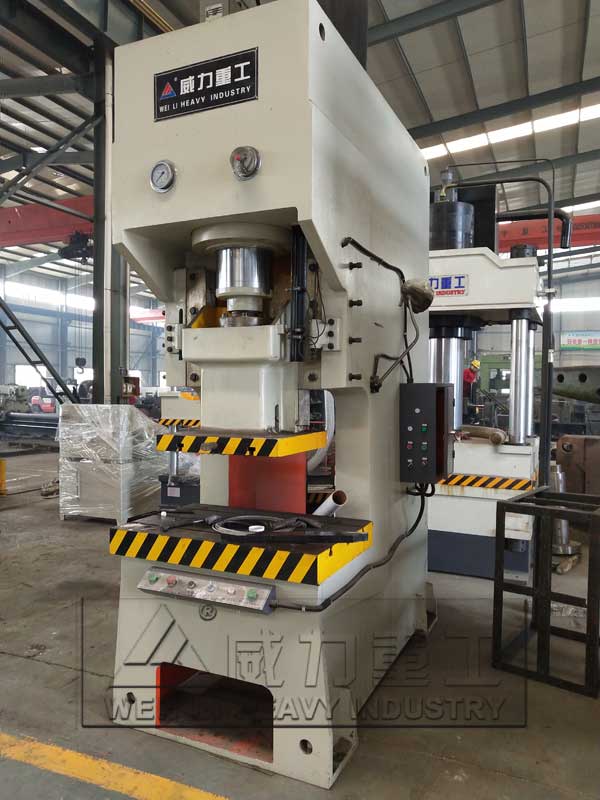 160噸液壓沖床車間實(shí)物圖