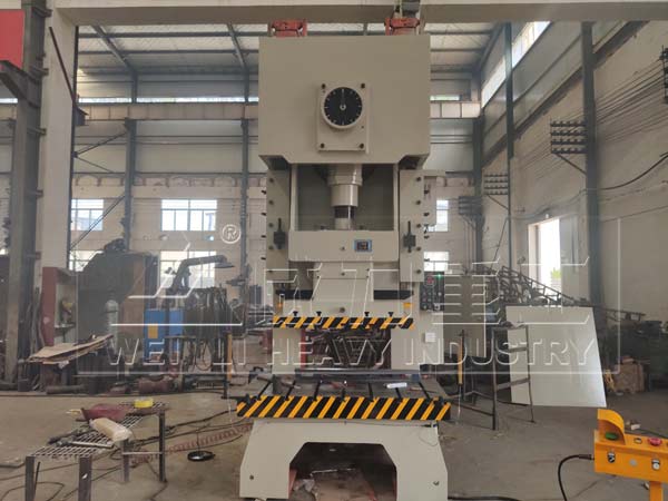 200噸氣動(dòng)沖床圖片