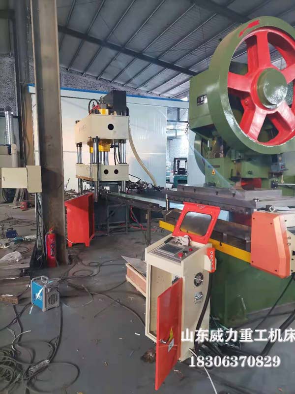 彩石金屬瓦生產(chǎn)現(xiàn)場圖