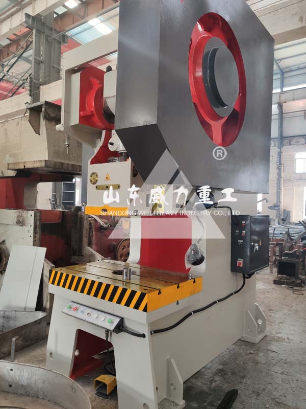 160噸深喉口沖床車間實物圖