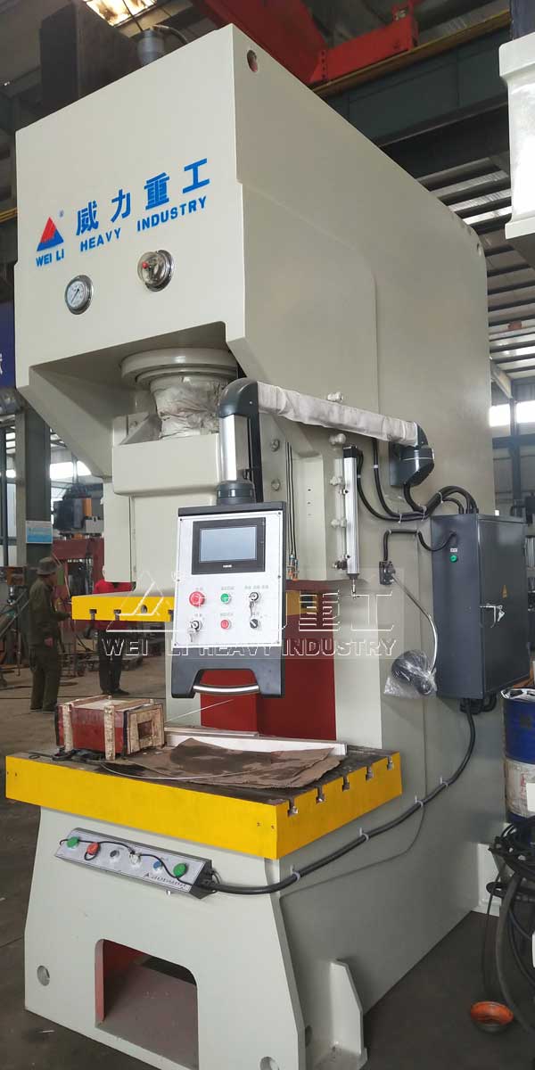 液壓沖床車間實物圖