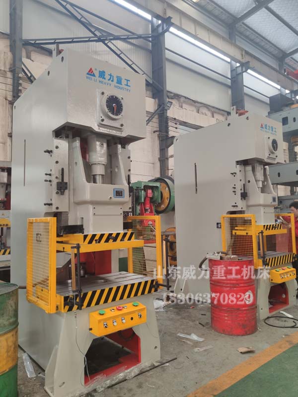 山東威力重工氣動沖床裝配車間