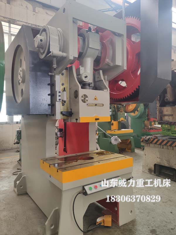 200噸沖床車間現(xiàn)貨圖片