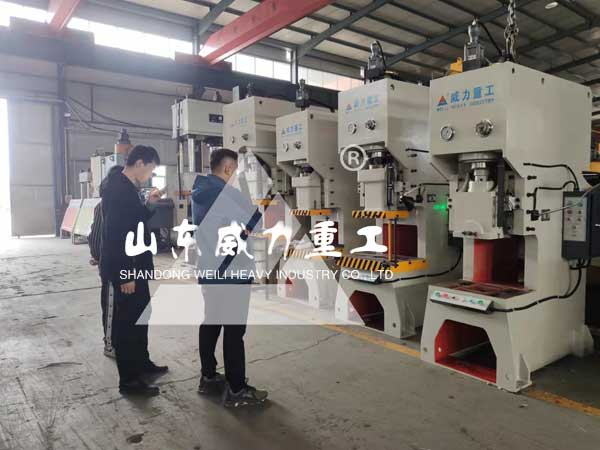 液壓沖床車間現(xiàn)貨圖片