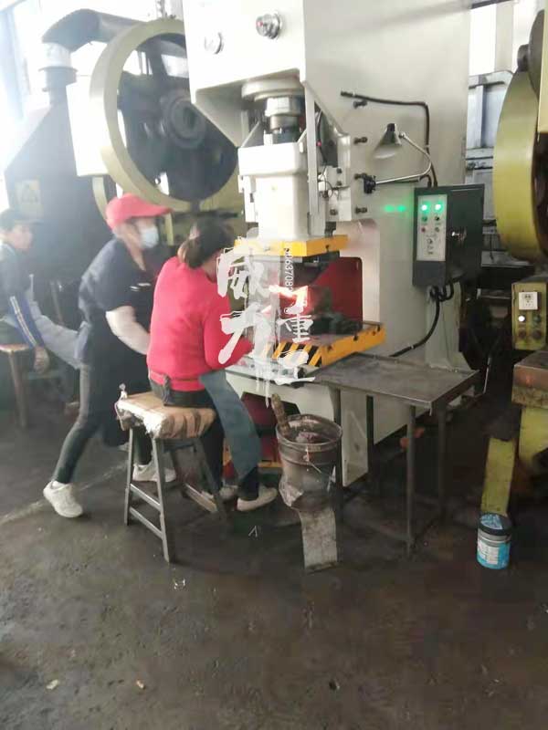 100噸液壓沖床客戶現(xiàn)場(chǎng)圖片