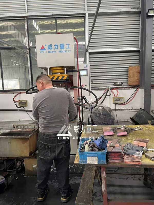 100噸液壓沖床客戶現(xiàn)場(chǎng)圖